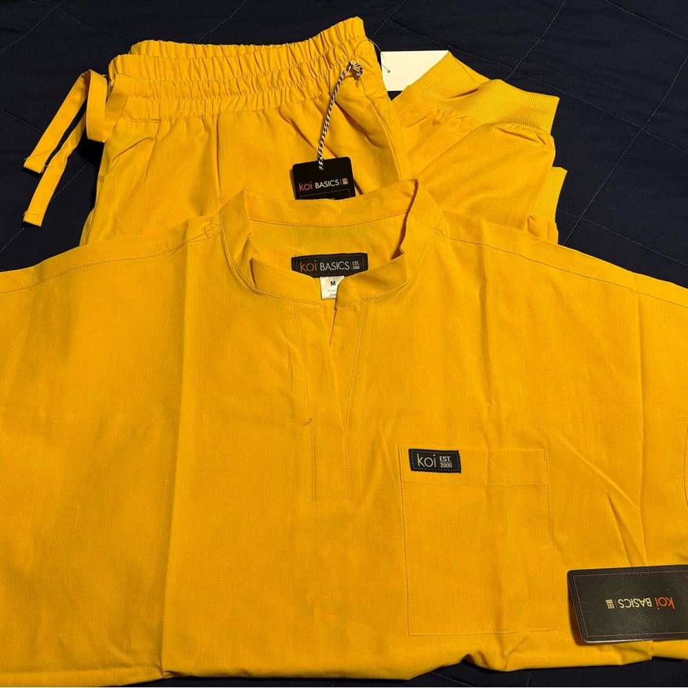 Koi Basics Yellow Scrub Set